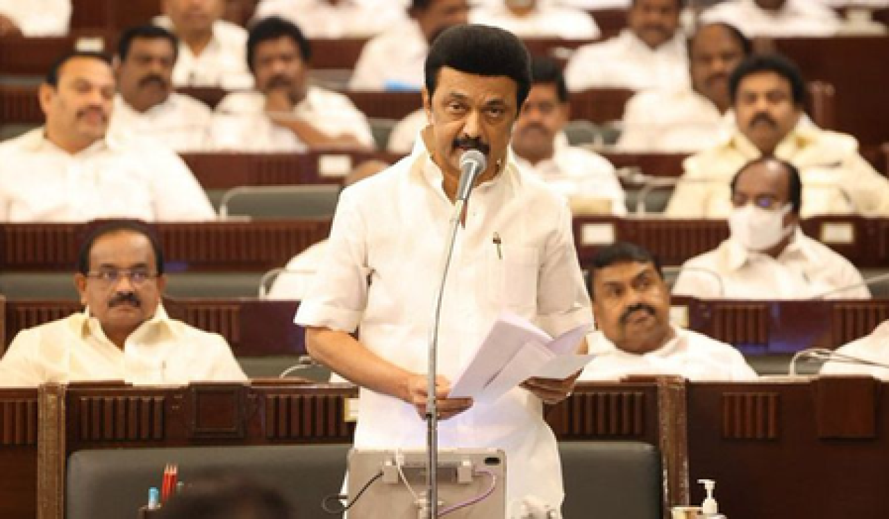 தமிழக முதல்வர் மத்திய-மாநில உறவுகள் குறித்து அறிக்கை வழங்கினார்