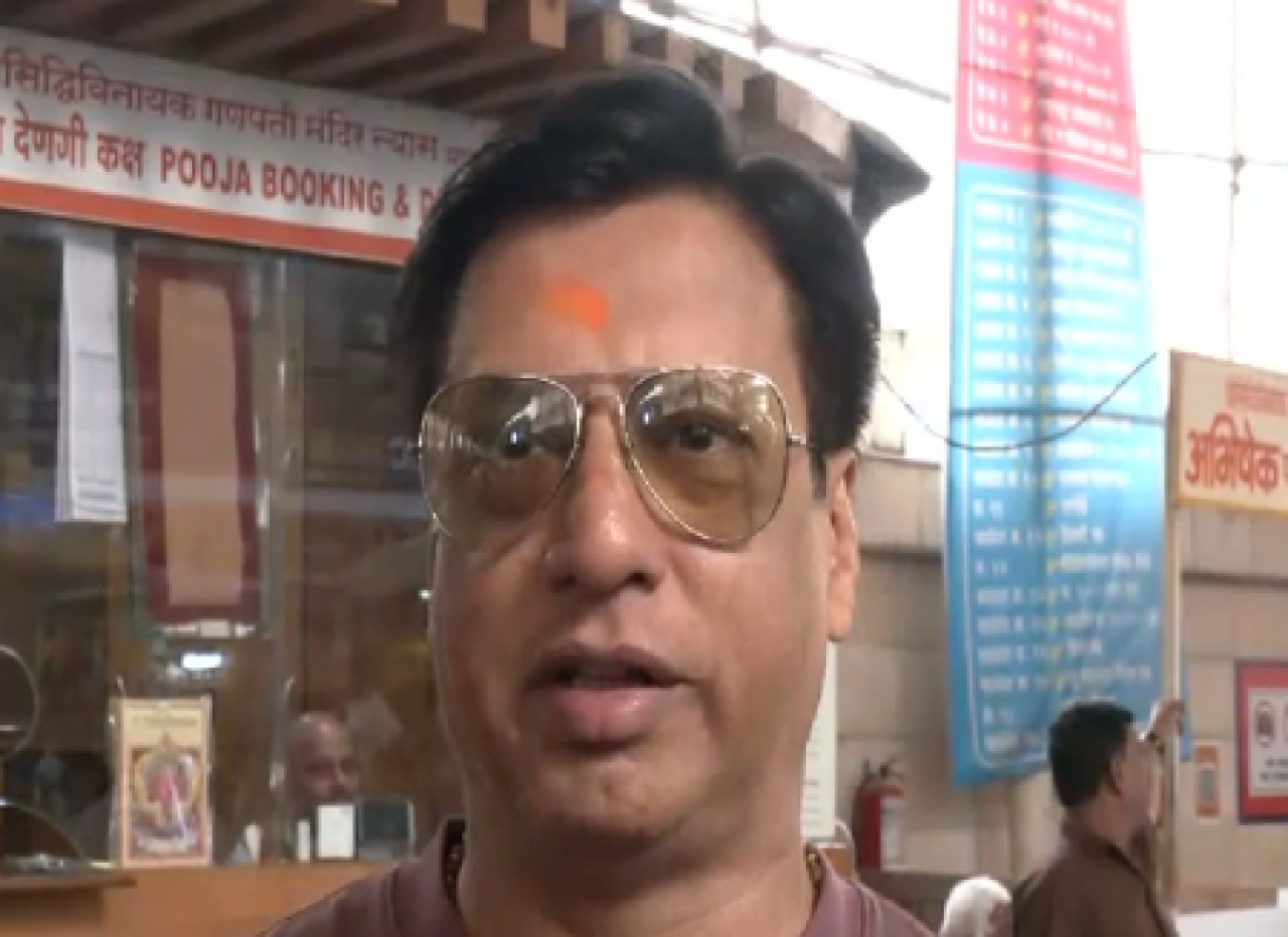 மதுர் பாண்டர்கர் சித்திவினாயக் கோவிலுக்கு சென்றார்