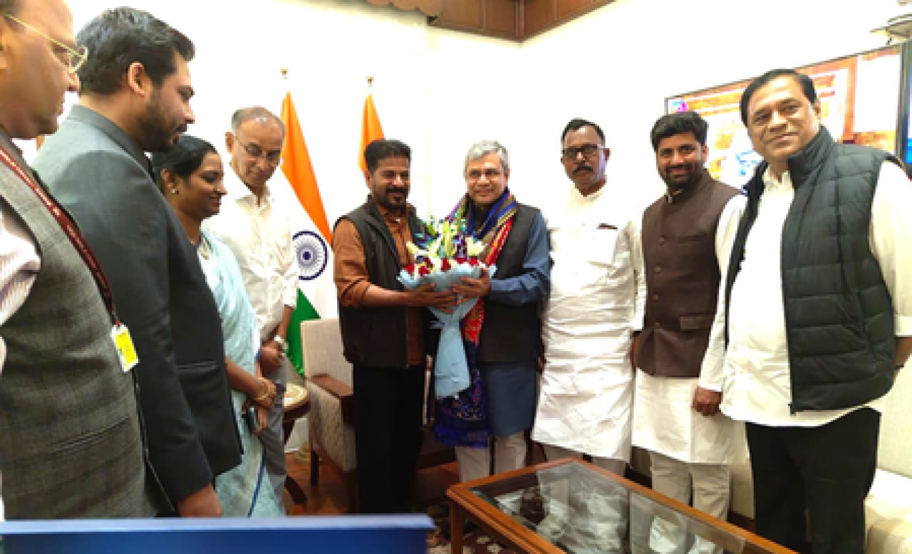 హైదరాబాద్ ఎయిర్పోర్ట్కు సమీపంలో హై-స్పీడ్ రైలు కారిడార్ ప్రారంభించాలని తెలంగాణ సీఎం విజ్ఞప్తి
