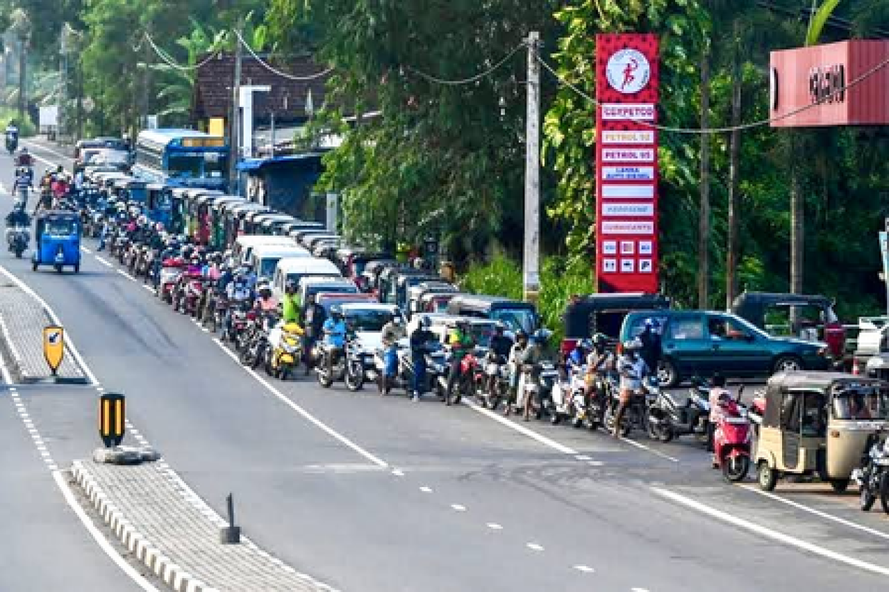 இலங்கையில் எரிபொருள் QR முறைமை சிக்கலாகிறது: இரண்டாம் கை வாகன உரிமையாளர்கள் பாதிக்கப்படுகிறார்கள்