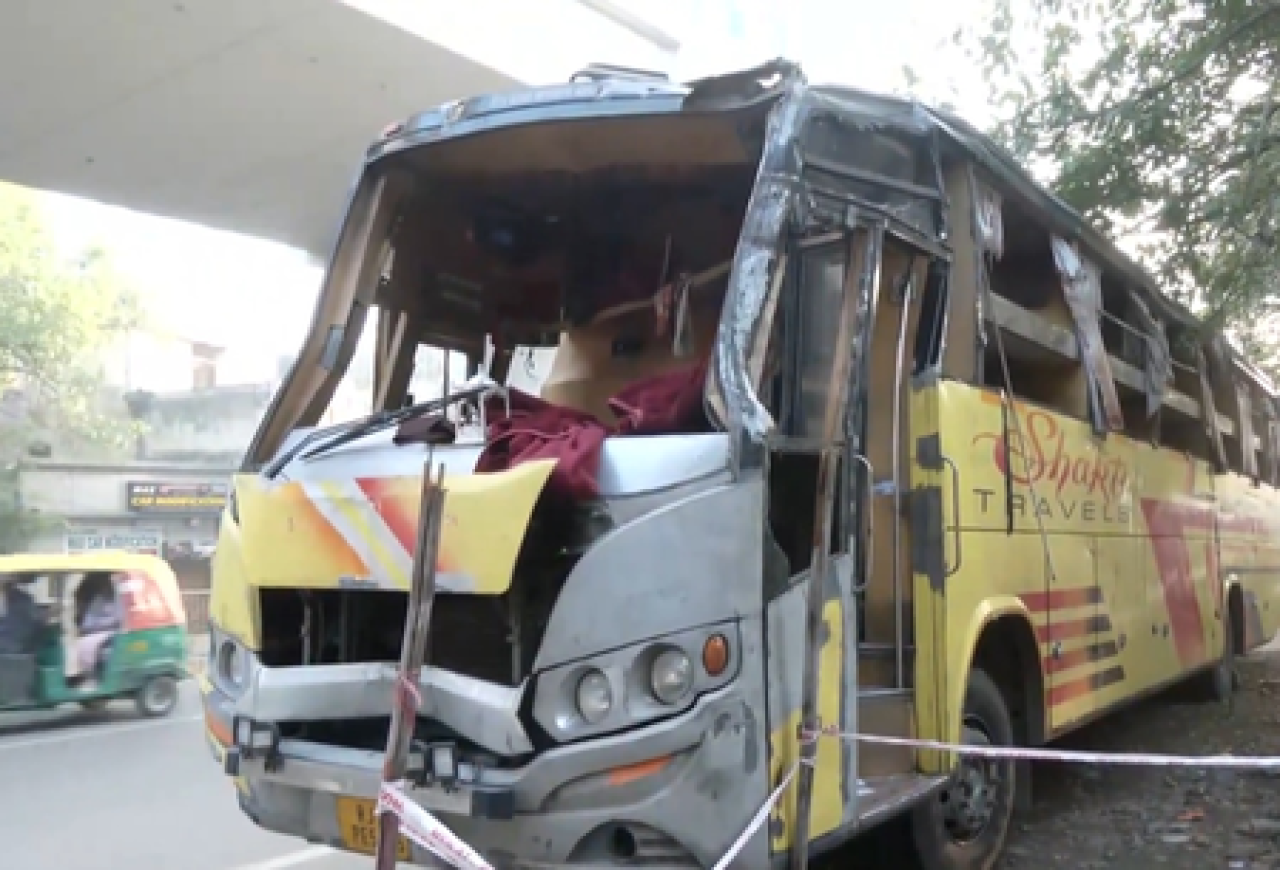 கரோல் பாகில் பேருந்து விபத்து: 2 பேர் உயிரிழப்பு, 25 பயணிகள் பாதிப்பு