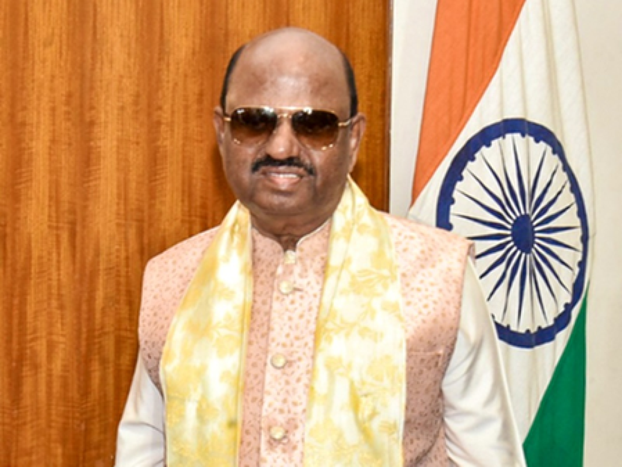 கேரளத்திற்கு செல்லும் ஆண்கள், மேற்கு வங்கத்தில் ஆனந்த் போஸ் பதவி விலகல்