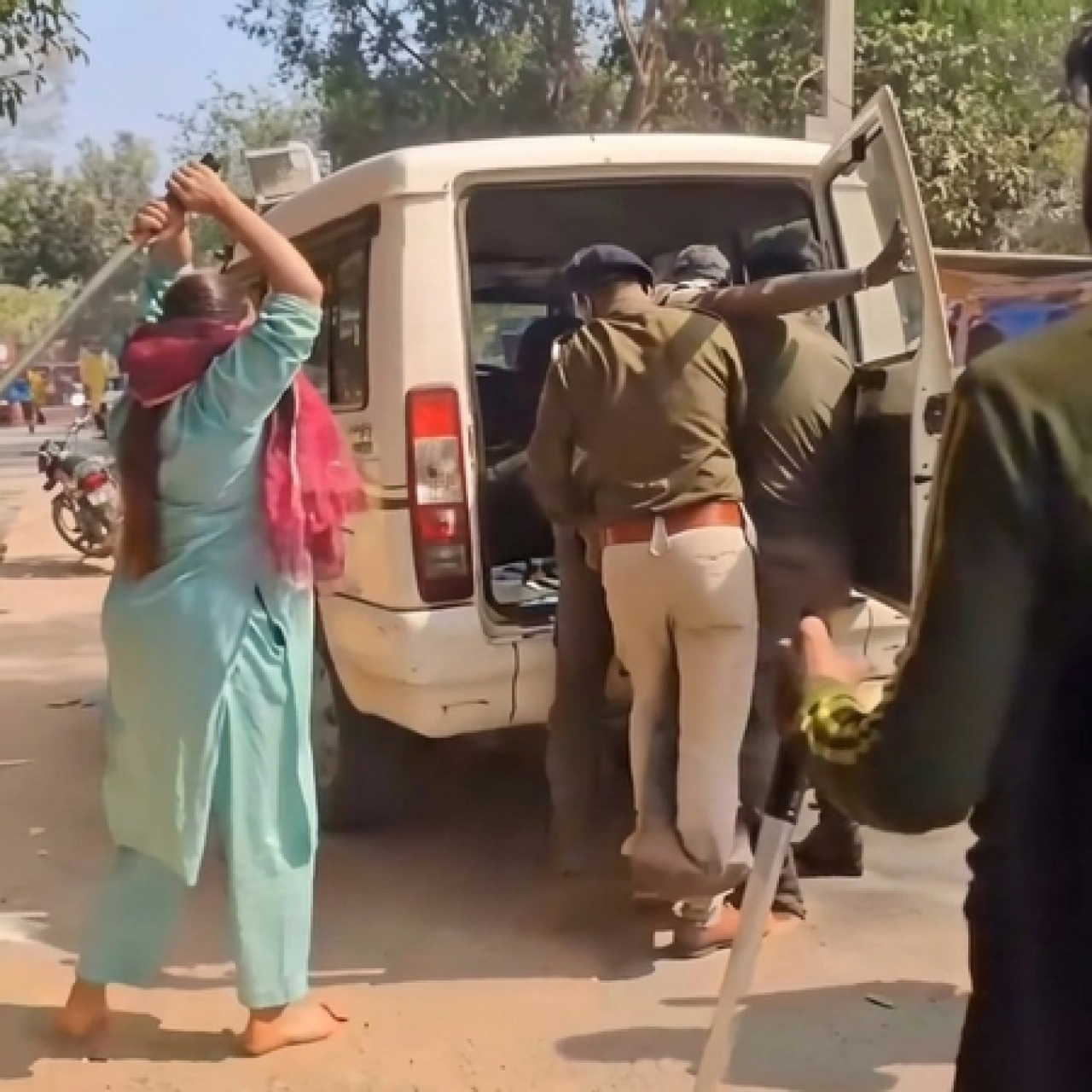 ஜார்கண்டில் அதிகாரி ஒருவர் இளைஞனை அடிக்க வீடியோ பரவல்