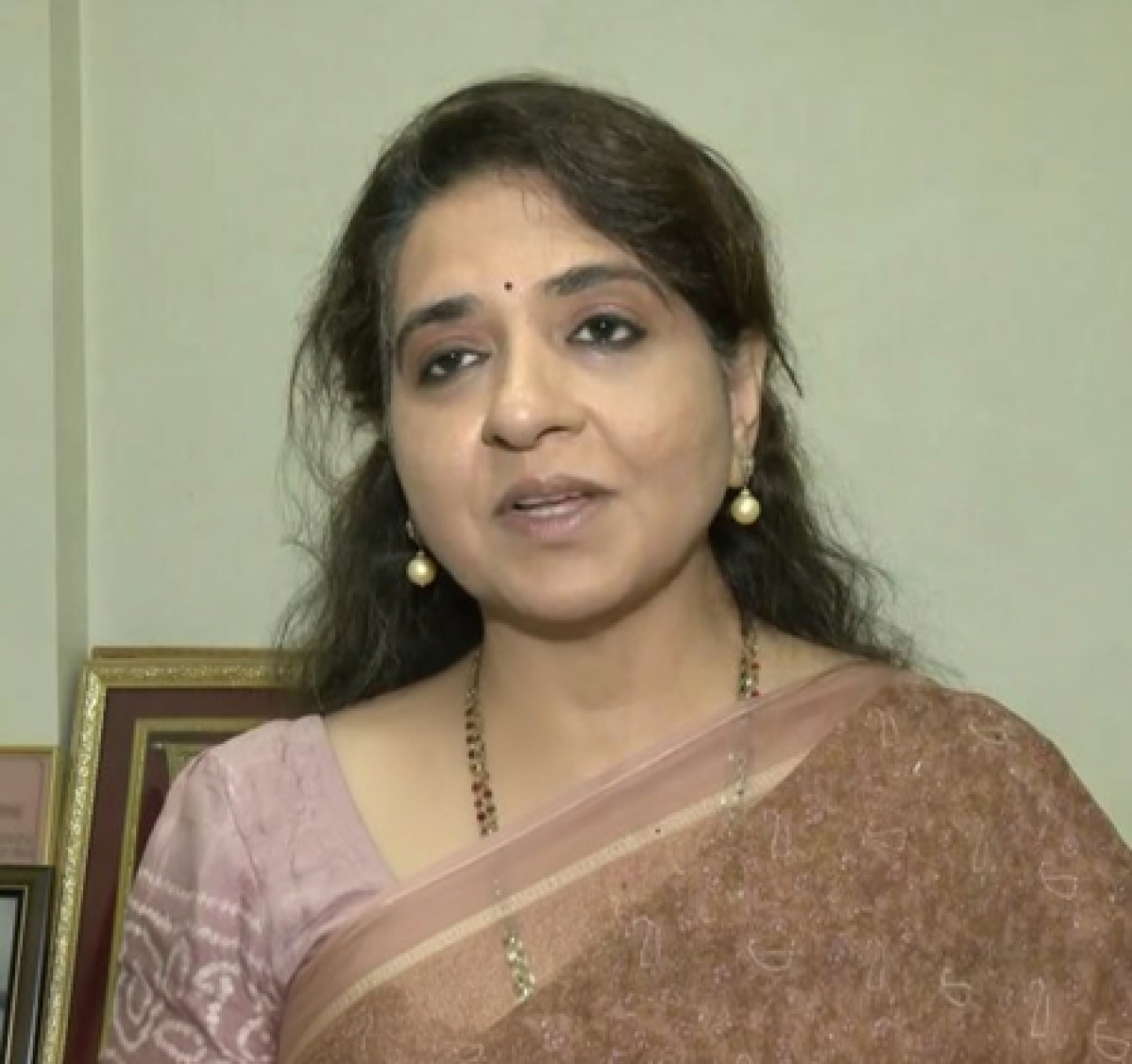 சைனா என்.சி. எதிர்க்கட்சித் தலைவர்களை குற்றம் சாட்டினாள்
