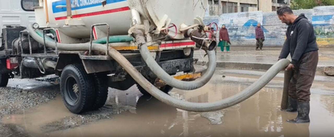 ஜம்மு-காஷ்மீரில் மழை காரணமாக பாறாமுலாவில் பாதை நீரில் மூழ்கியது