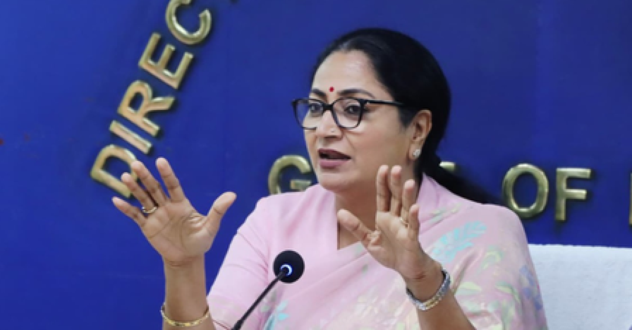 டெல்லி முதல்வர் ரேகா குப்தா, நீர் மற்றும் கழிவு கட்டணத்தில் பெரிய சலுகை அறிவிப்பு