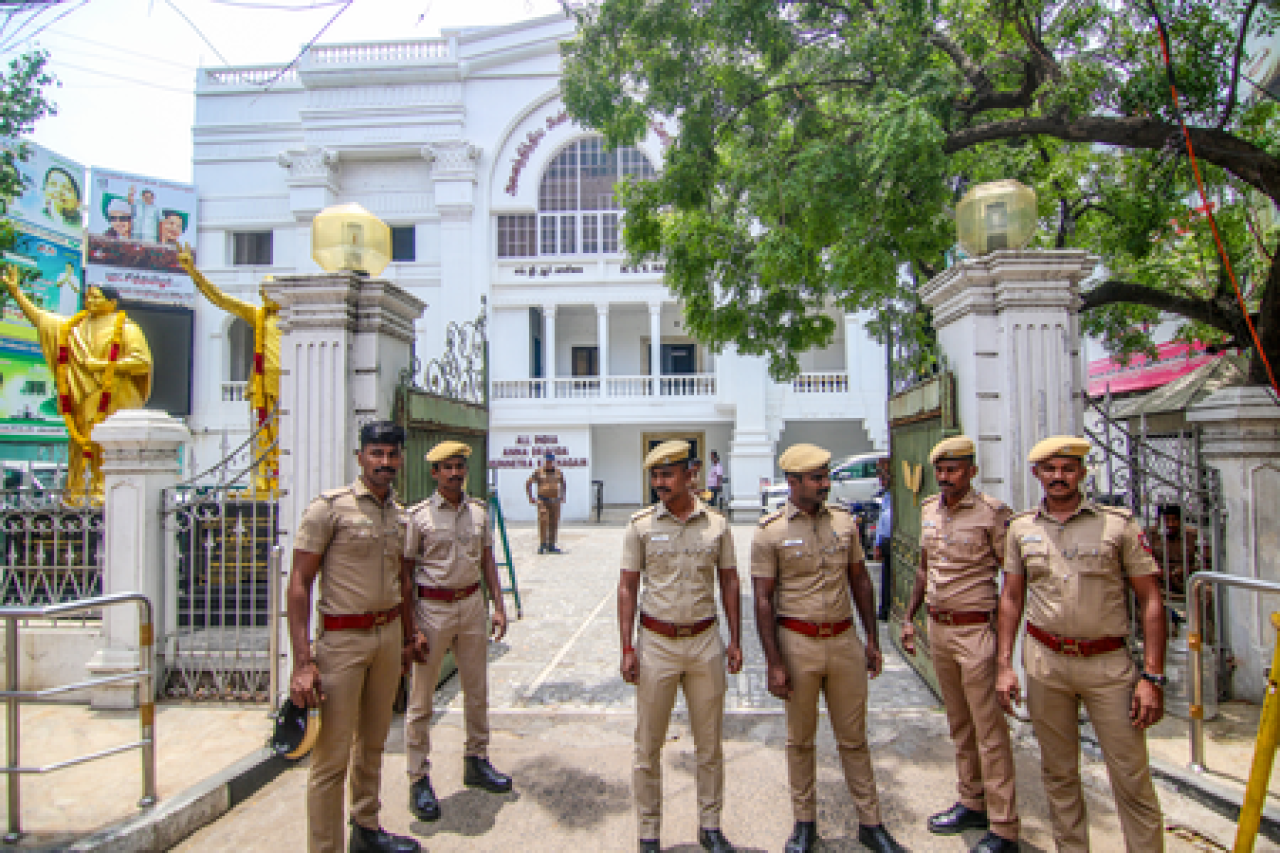 தமிழ்நாட்டில் ஏஐஏடிஎம்கே உள்நாட்டுப் பிரச்சினை தீவிரம்