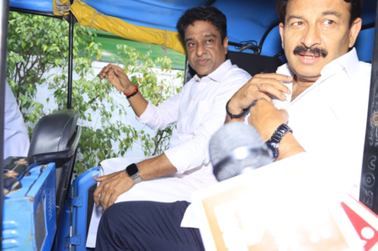 மொடியின் அழைப்புக்கு எதிரொலி: மானோஜ் திவாரி மின்சார ஆட்டோவில் பயணம்