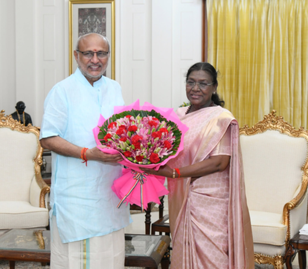 जन्मदिन पर राष्ट्रपति मुर्मु को उपराष्ट्रपति ने दी शुभकामनाएं, कहा- ‘जनसेवा को समर्पित है उनका जीवन’