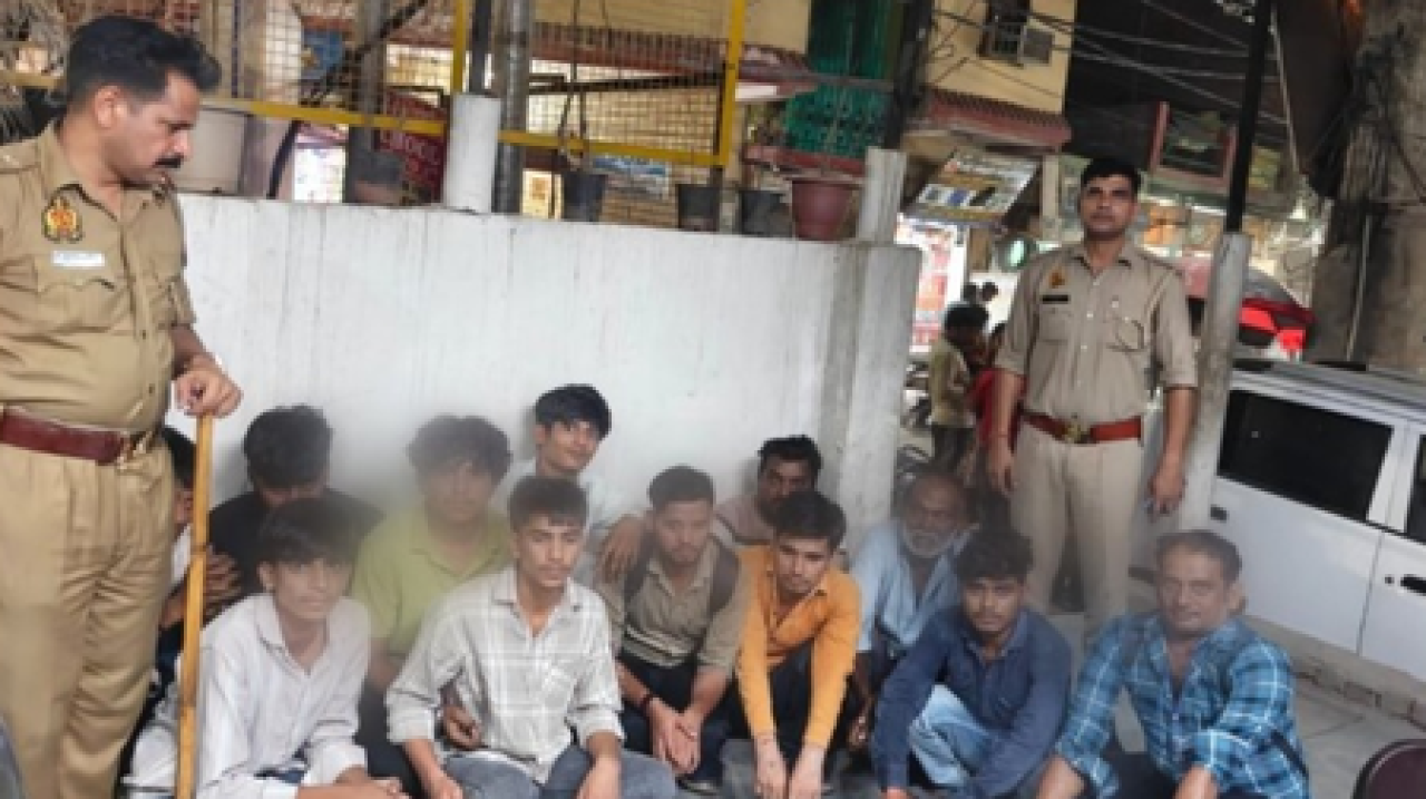 नोएडा: सार्वजनिक जगहों पर शराब पीने के आरोप में 366 लोगों पर कार्रवाई