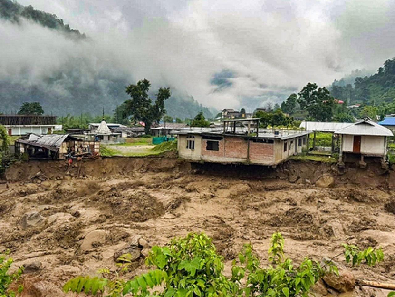 ஆருணாச்சல் பிரதேசத்தில் வெள்ளம்: 2 மரணம், 3 காணாமல் போனவர்கள்  
META DESCRIPTION: ஆருணாச்சல் பிரதேசத்தில் வெள்ளத்தில் 2 பேர் உயிரிழந்தனர், 3 பேர் காணாமல் போனவர்களின் தேடல் தொடர்கிறது.