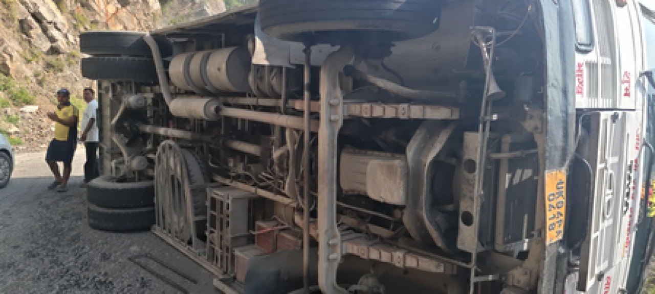 உத்தரகண்டில் பேருந்து கவிழ்ந்து 8 பேர் காயமடைந்தனர்