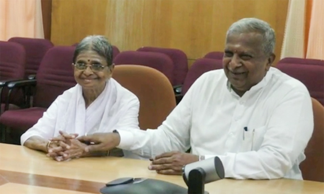 கன்னடத்தில்: கான்சர் பாதிக்கப்பட்ட முதியவர், வீரர்களுக்காக தனது வாழ்நாள் சேமிப்பை தானமாக அளித்தார்