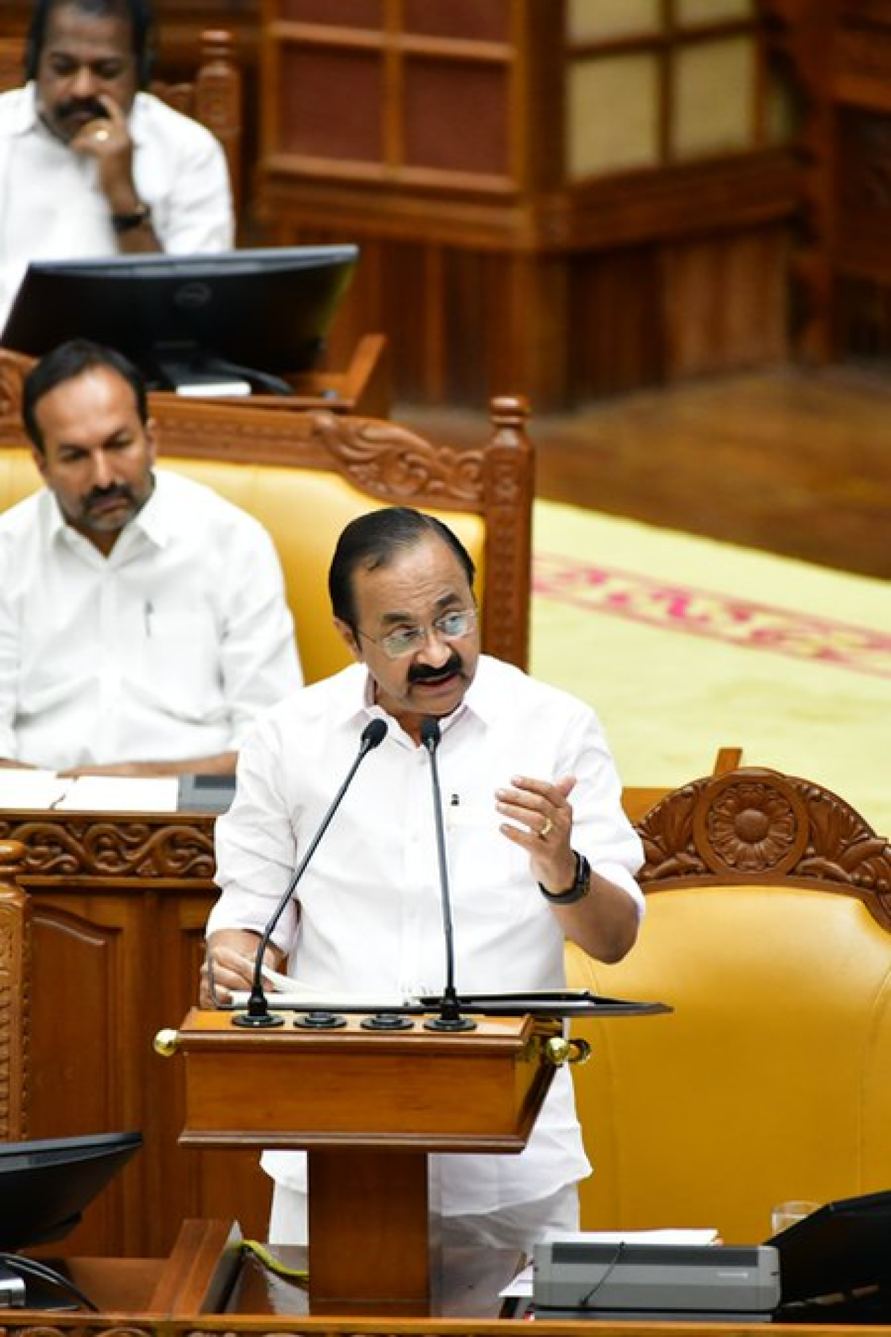 கேரளாவில் மது கொள்கை குறித்து விவாதம், காங்கிரஸ் தலைவர்களின் எதிர்ப்பால் சதீஷன் அரசுக்கு அழுத்தம்