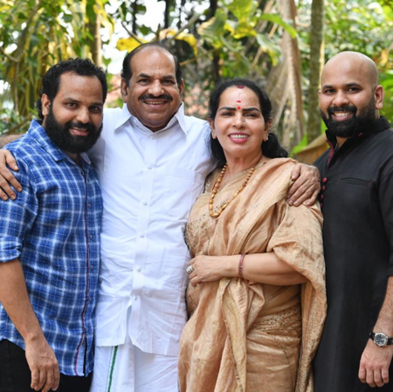 சிபிஐ (எம்) கட்சியில் உள்ளார்ந்த கலஹம், கோடியேரி பாலகிருஷ்ணனின் மனைவி தலைவர்களை விமர்சிக்கிறார்