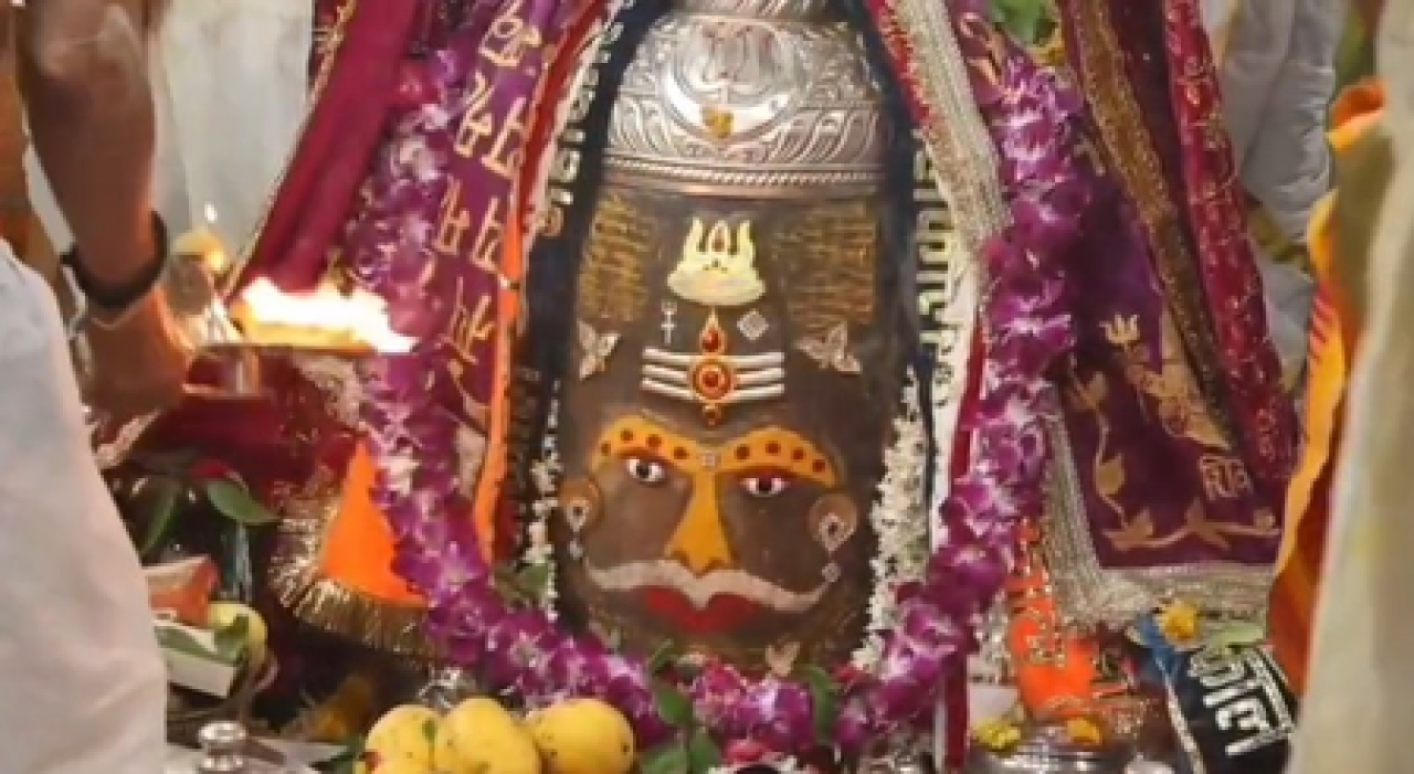 மகாகாலேஸ்வரர் கோவிலில் பசுமா ஆர்த்தி மற்றும் தெய்வீக அலங்காரம்