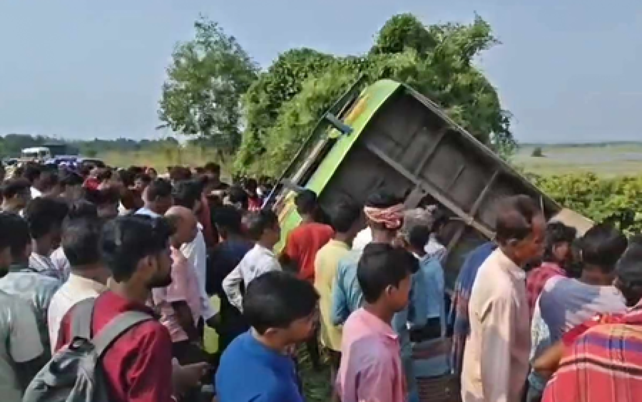மேற்கத்திய பெங்கால்: அராம்பாகில் பேருந்து பள்ளத்தில் விழுந்தது, 2 பெண்கள் உயிரிழப்பு, 30 பேர் காயம்
