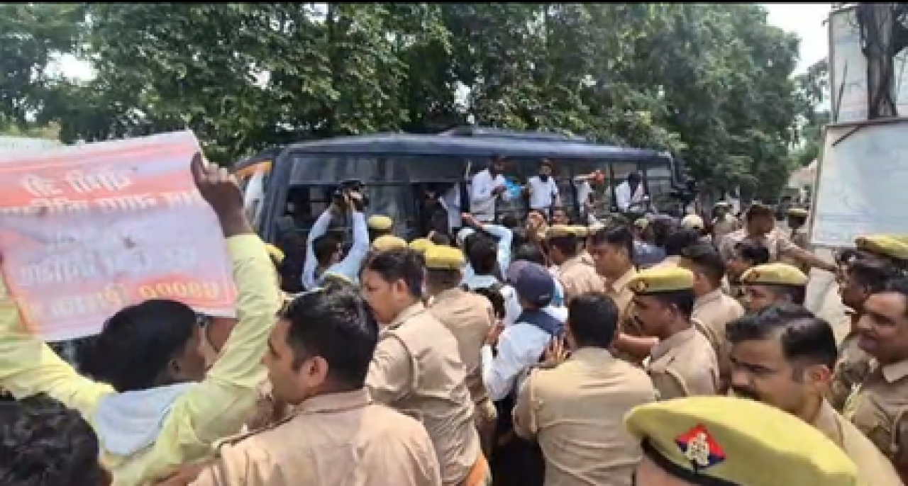 69,000 ஆசிரியர் நியமனத்திற்கு எதிரான ஆர்ப்பாட்டம், மாயாவதியிடம் தலையீட்டை கோருகின்றனர்