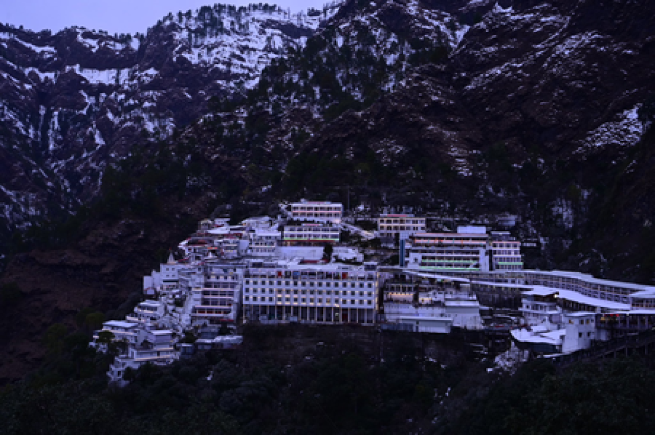 अमरनाथ के बाद अब वैष्णो देवी यात्रा भी स्थगित, खराब मौसम बना बाधा