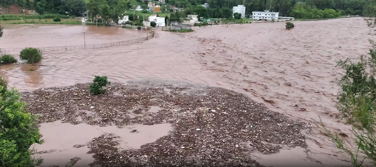 जम्मू-कश्मीर: नौशेरा और राजौरी में भारी बारिश और बाढ़ से हाहाकार, सीएम बोले- प्रशासन की पहली प्राथमिकता जानें बचाना
