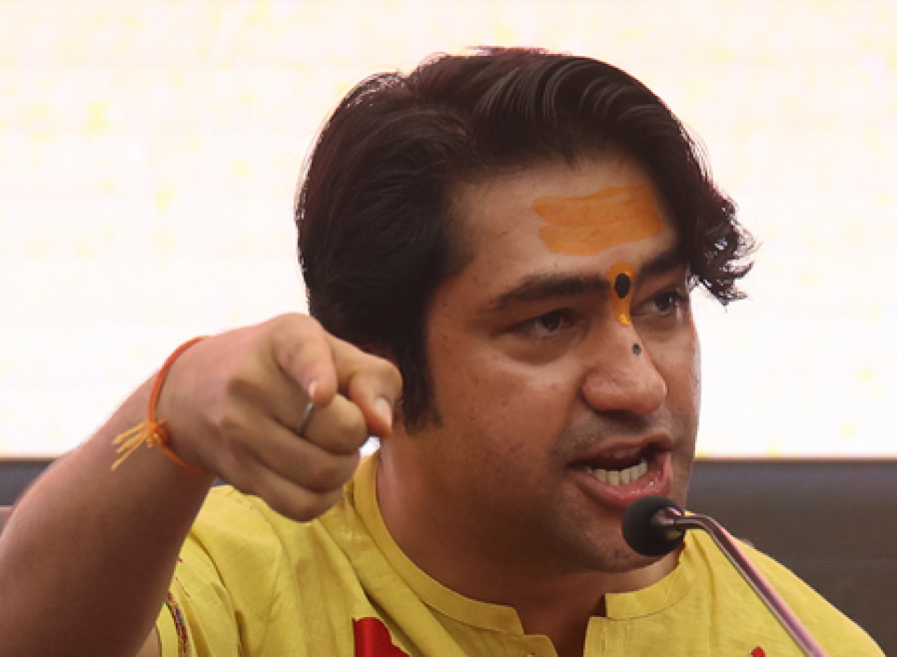 धीरेंद्र शास्त्री बोले, ‘संतों और मठ-मंदिरों के खिलाफ रचा जा रहा षड्यंत्र’, अयोध्या में किए हनुमानगढ़ी के दर्शन