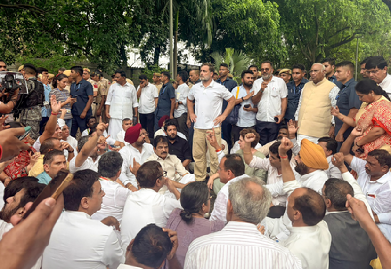 पीएम आवास के बाहर राहुल गांधी के धरने पर सीजेआई को वकीलों का पत्र, Supreme Court से स्वतः संज्ञान लेने की मांग