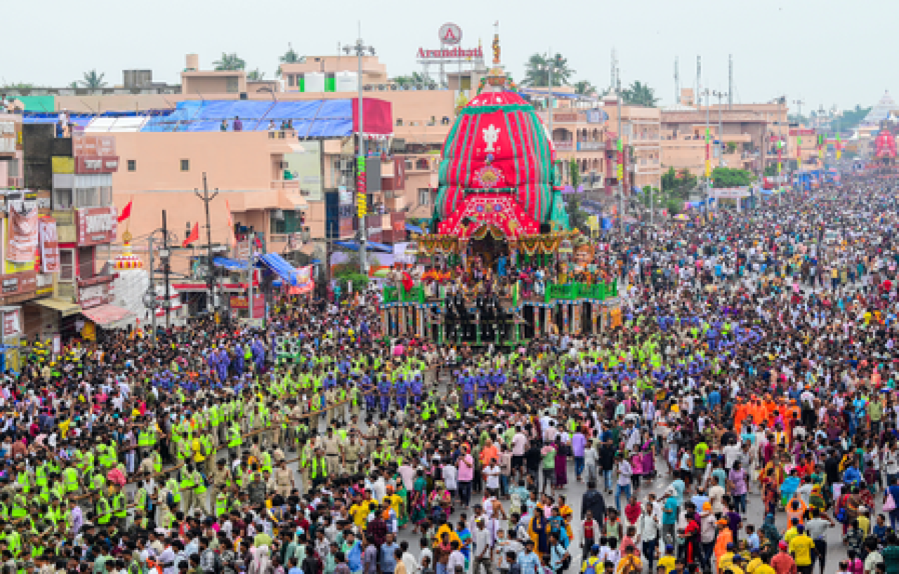 पुरी रथ यात्रा में भारी भीड़ , डीजीपी बोले- छोटे बच्चों, बुजुर्गों को साथ न लाएं