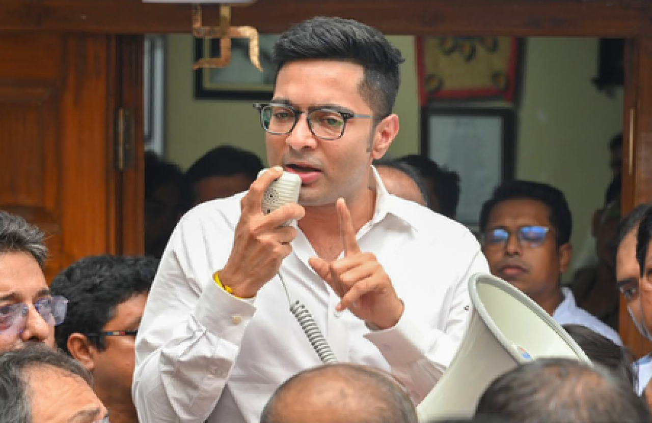 बंगाल: भाजपा नेताओं ने अभिषेक बनर्जी के खिलाफ शिकायत दर्ज कराई