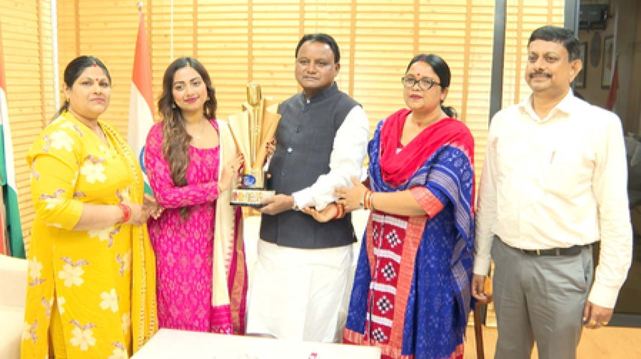 सीएम माझी ने इंडियन आइडल सीजन 16 की विजेता ज्योतिर्मयी को सम्मानित किया, 5 लाख रुपए के नकद इनाम की घोषणा