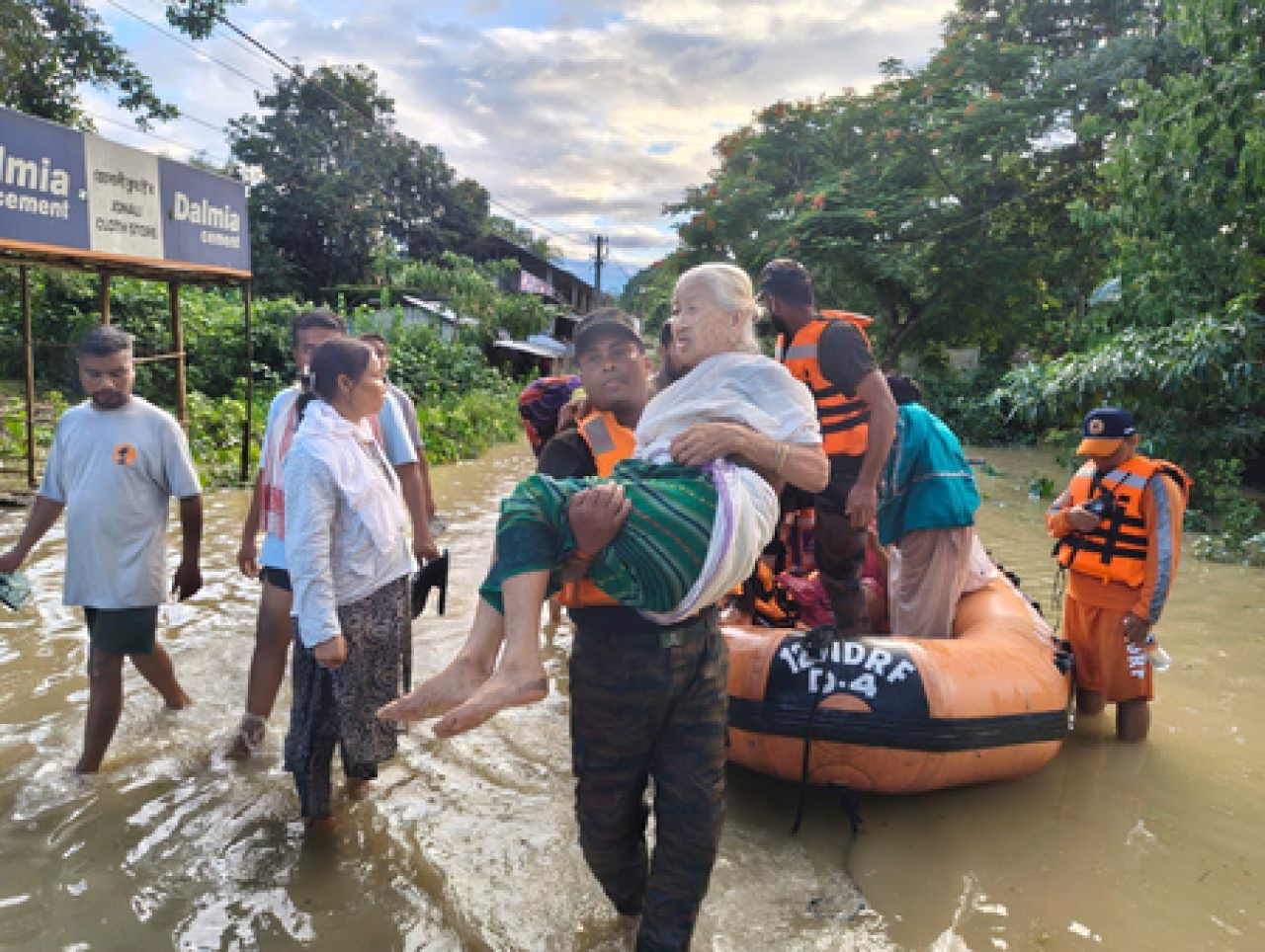 அசமில் ஜல் ரஹத் இயக்கத்தின் கீழ் படையினர் புயல் பாதிக்கப்பட்டவர்களுக்கு உதவியுடன் 990 பேர் பாதுகாப்பாக மீட்பு