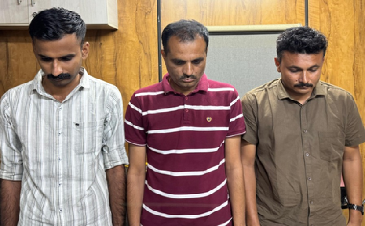 ஆணையத்தின் நடவடிக்கை: ஒரு மொபைல் போனை திருப்பி தர 1 லட்சம் ரூபாய் லஞ்சம் வாங்கிய 3 போலீசார்கள் கைது