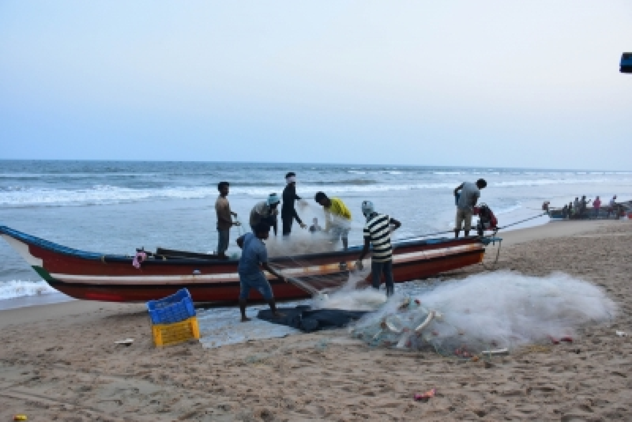 இலங்கை கடற்படை, 9 இந்திய மீனவர்களை கைது செய்தது