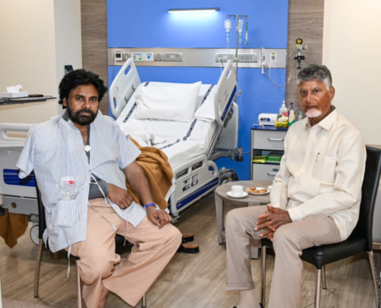 கந்தைச் சிகிச்சைக்குப் பிறகு மும்பை மருத்துவமனையிலிருந்து வெளியே வந்த ஆந்திரப் பிரதேச துணை முதல்வர் பவன் கல்யாண்
