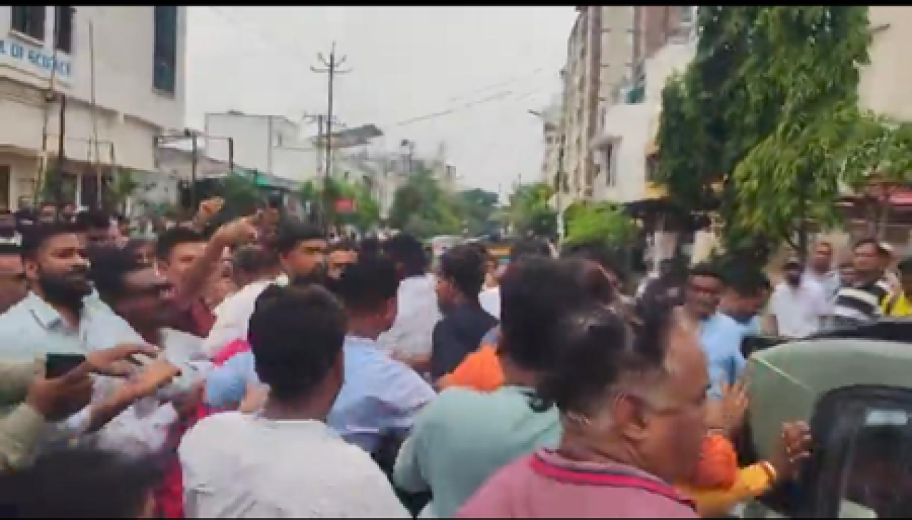 குஜராத்தில் தேர்தல் மையத்தில் பாஜக மற்றும் காங்கிரஸ் இடையே மோதல்
