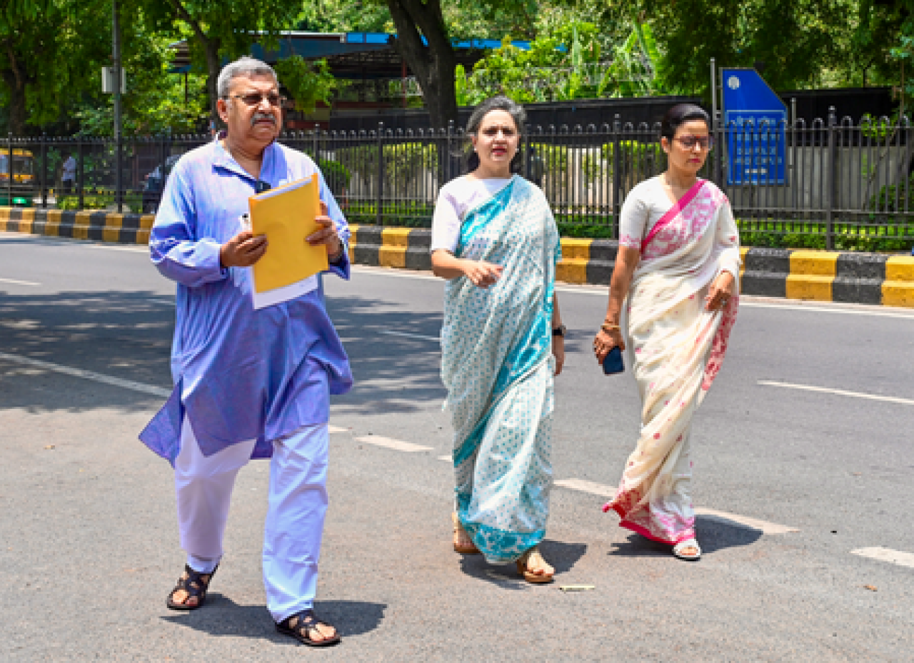 த்ரிண்மூல் காங்கிரசின் பெயர் மற்றும் சின்ன விவாதம்: தேர்தல் ஆணையத்திற்கு ஆவணங்கள் சமர்ப்பிப்பு