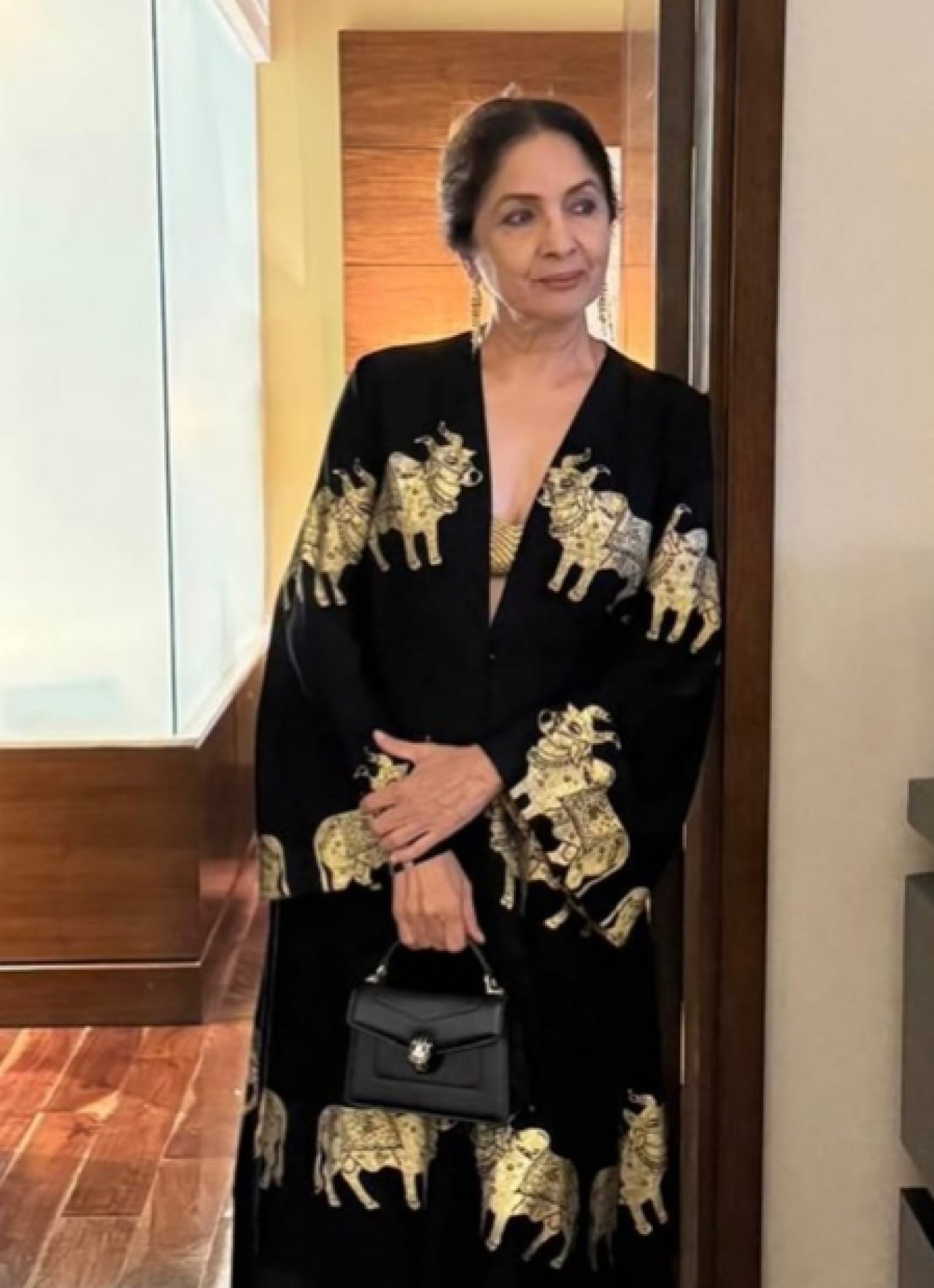 நீனா குப்தா, மகள் மசாபாவின் வடிவமைப்பில் புதிய உடையில் சமூக ஊடகத்தில் பகிர்வு