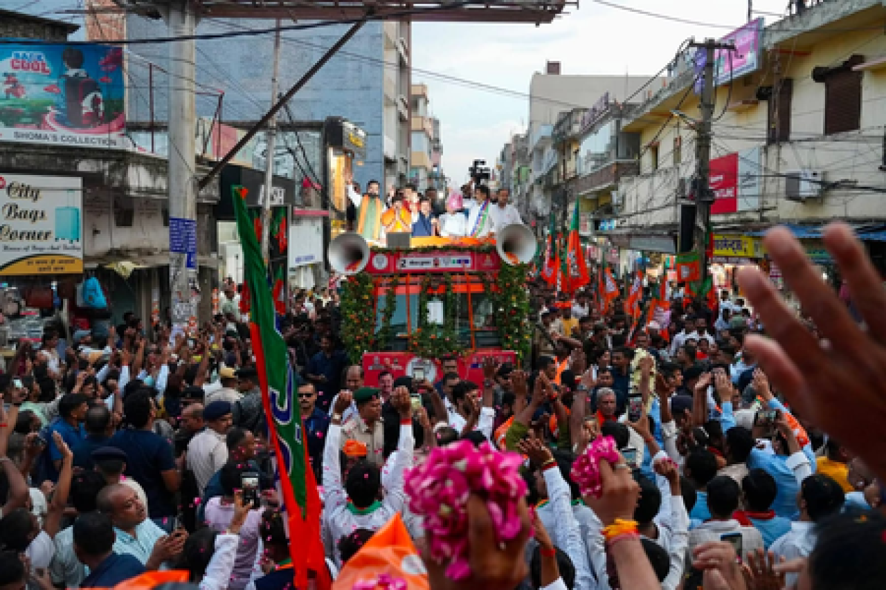 பீகாரில் நிதின் நவீனின் சாலை நிகழ்ச்சியில் மக்கள் பெருக்கம், என்.டி.ஏ. ஆட்சியின் சக்தி வெளிப்பாடு