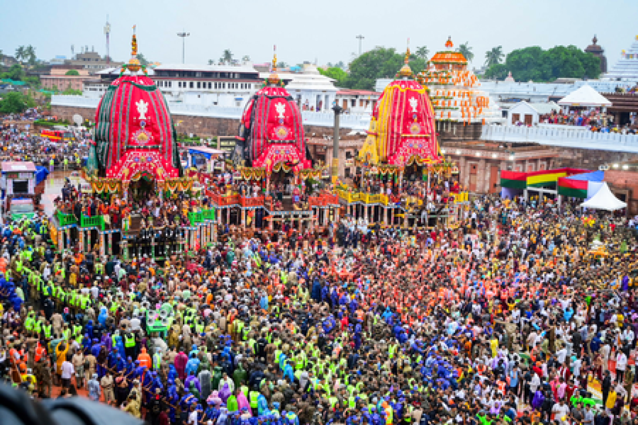 பூரி ரத யாத்திரையில் பக்தரின் மரணம்: அரசியல் பரபரப்பு பூரி ரத யாத்திரையில் பக்தரின் மரணம்: அரசியல் பரபரப்பு