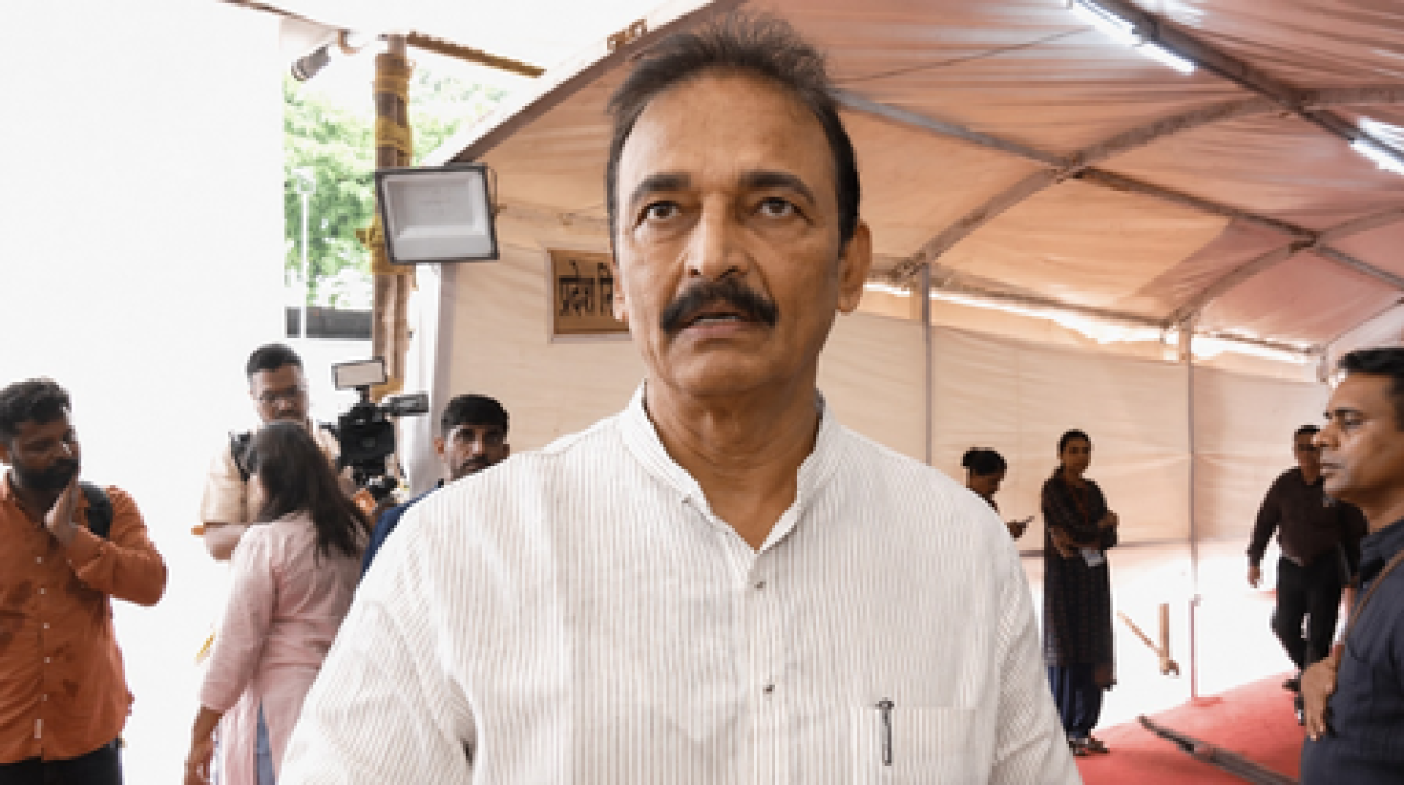 மகாராஷ்டிரா: நடன பார்கள் மற்றும் அரசியல் விவாதங்கள்