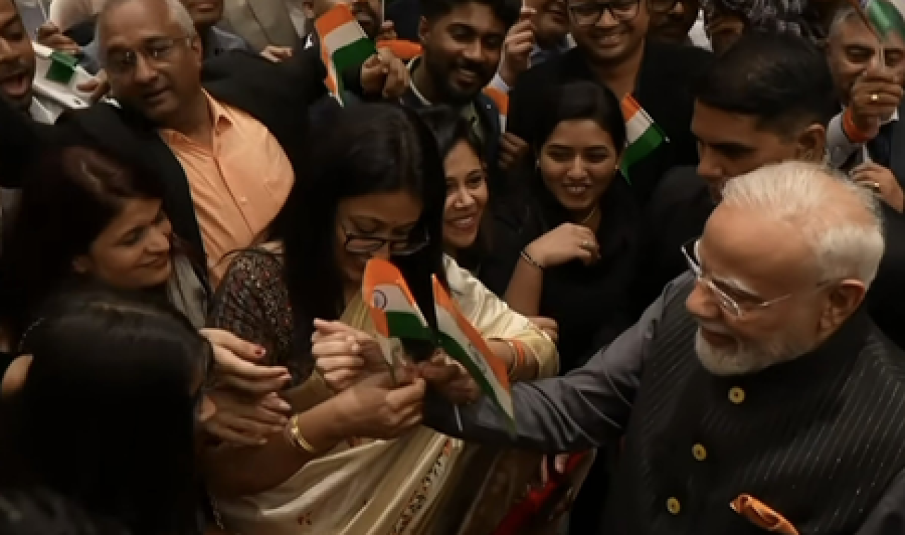 पीएम मोदी का उज्बेकिस्तान में भारतीय समुदाय ने किया भव्य स्वागत, महिलाओं ने बांधी राखी