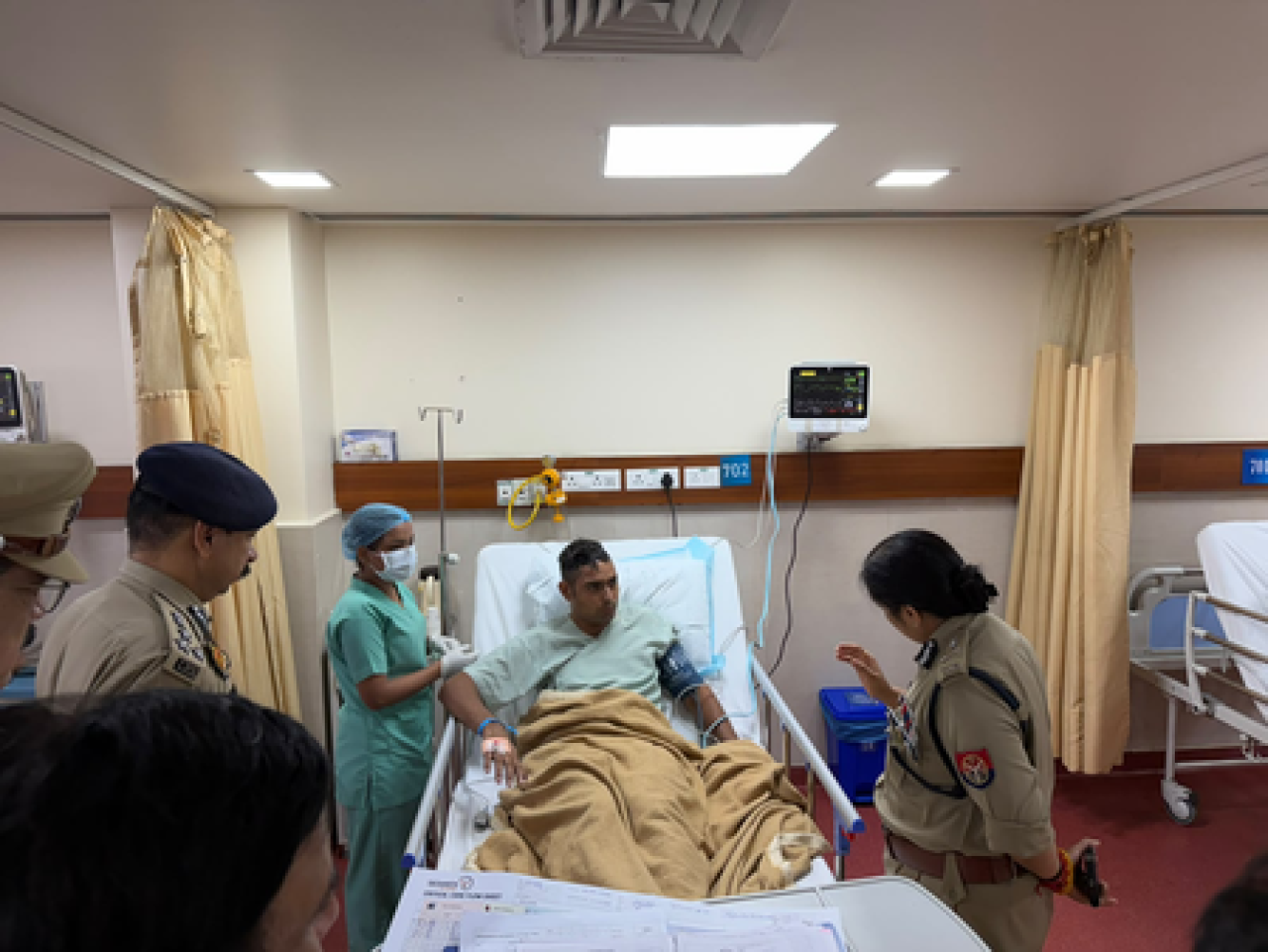கிரேட்டர் நொயிடாவில் தீ விபத்து: போலீசாரின் கமிஷனர் லட்சுமி சிங் காயமடைந்தவர்களை சந்தித்தார்