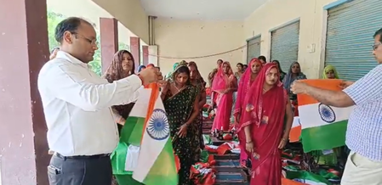 ஜவுன்பூர்: 300 கிராமத்து பெண்கள் 5 லட்சம் தேசியக் கொடியை உருவாக்குகின்றனர்