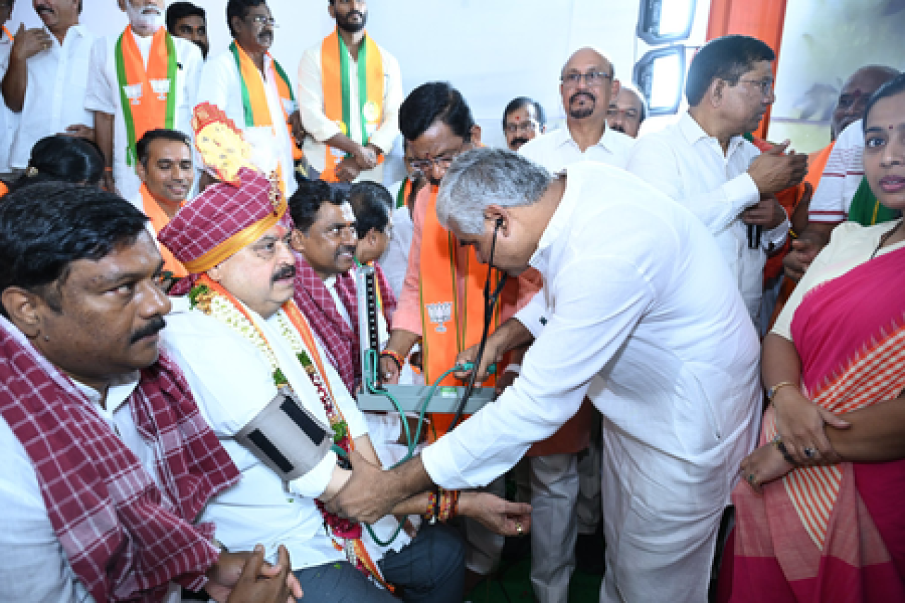 தெலங்கானா பாஜக தலைவர் ராம்சந்திரராவின் உடல் நிலை மோசம், உண்ணாவிரதத்தை நிறுத்தினார்