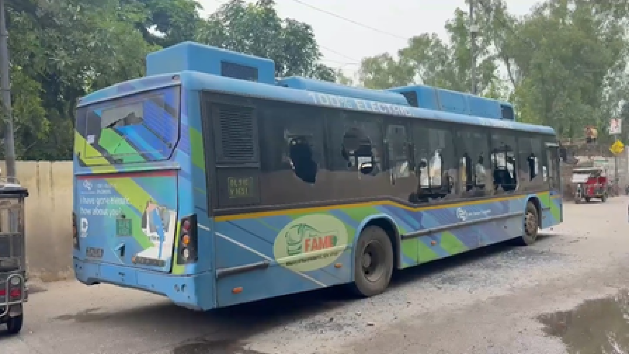 பள்ளி செல்லும் மாணவியின் உயிர் பறிக்கப்பட்டது: டி.டி.சி. பேருந்து மோதி விபத்து