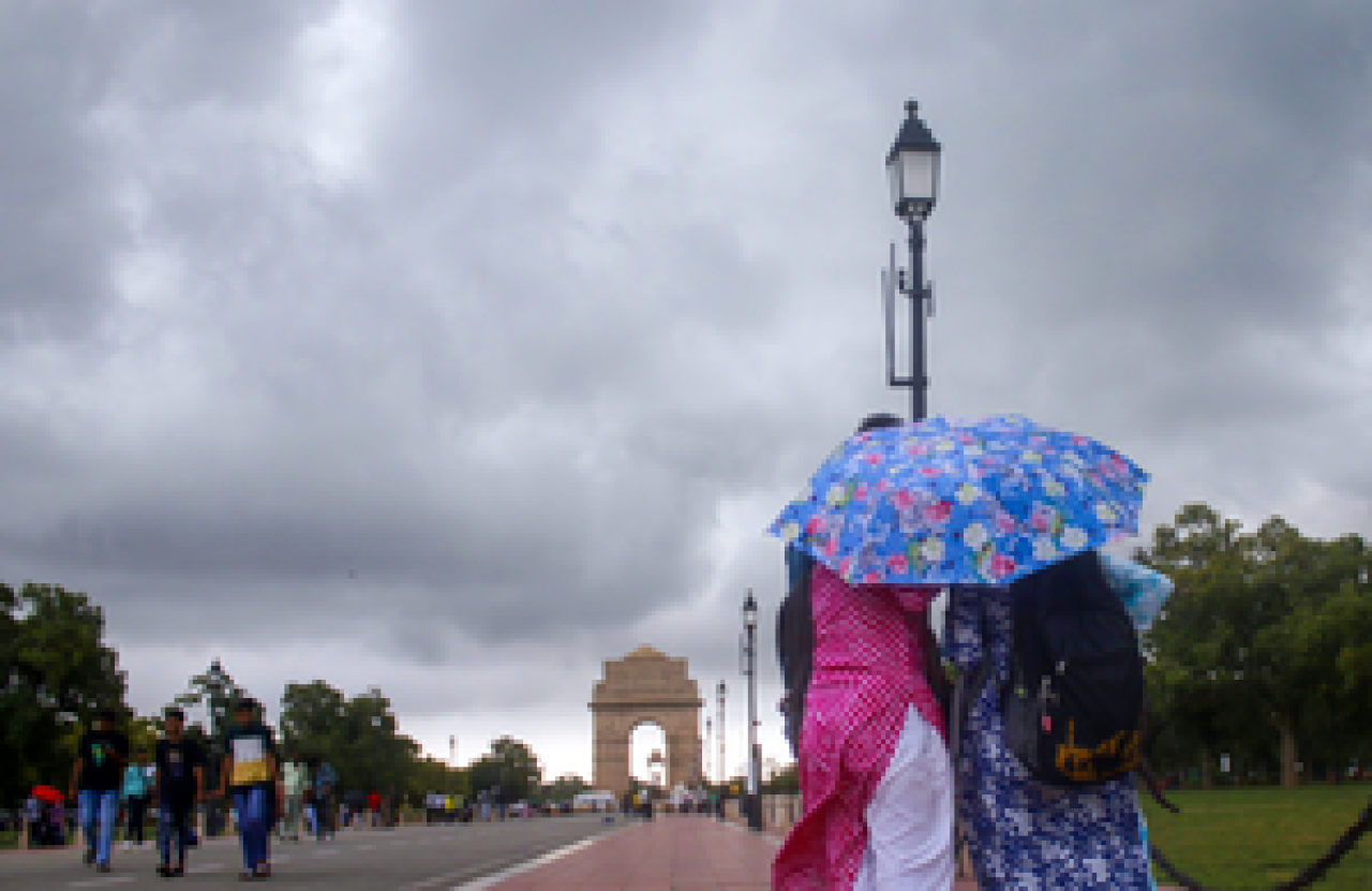 புதிய டெல்லியில் இன்று மேகங்கள் காய்ச்சும், மிதமான மழை எதிர்பார்ப்பு