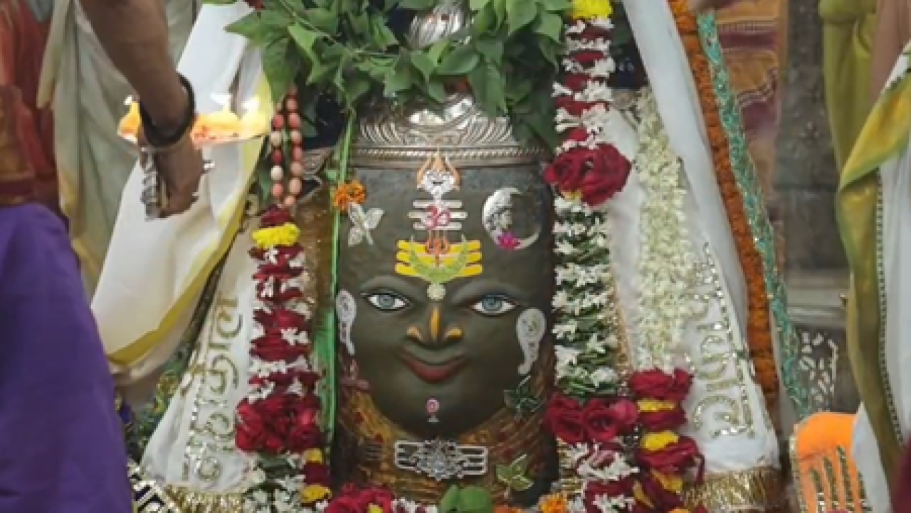 மகாகாலுக்கு பானம் மற்றும் சிறப்பு அலங்காரம்