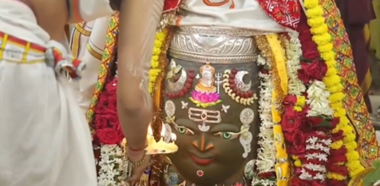 மகாகாலேஸ்வர் கோயிலில் மஹா ஆர்த்தி: ஒலிம்பியன் மனு பாகர் தரிசனம்