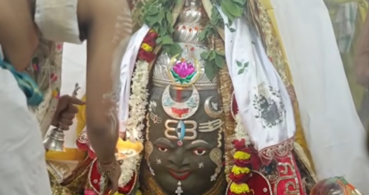 மகாகாலேஸ்வர் கோவிலில் பக்தர்களின் அலை: குமார்விச்வாசின் தரிசனம்