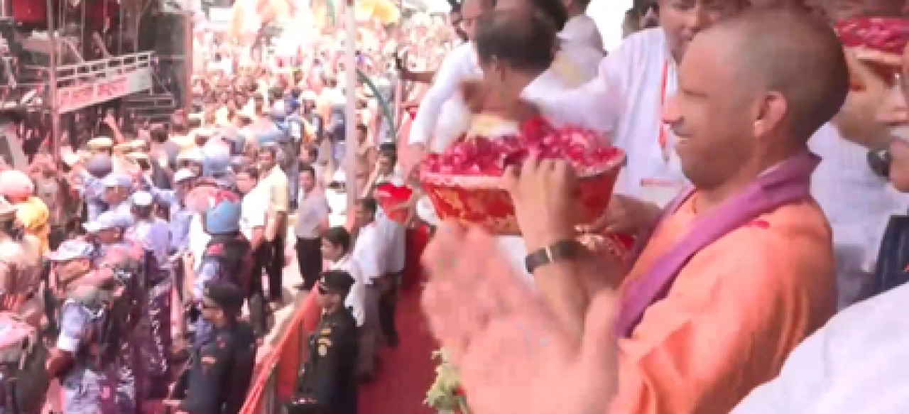 மேற்த் நகரில் முதல்வர் யோகி ஆதித்யநாத் கான்வர் பயணிகளை வரவேற்றார்