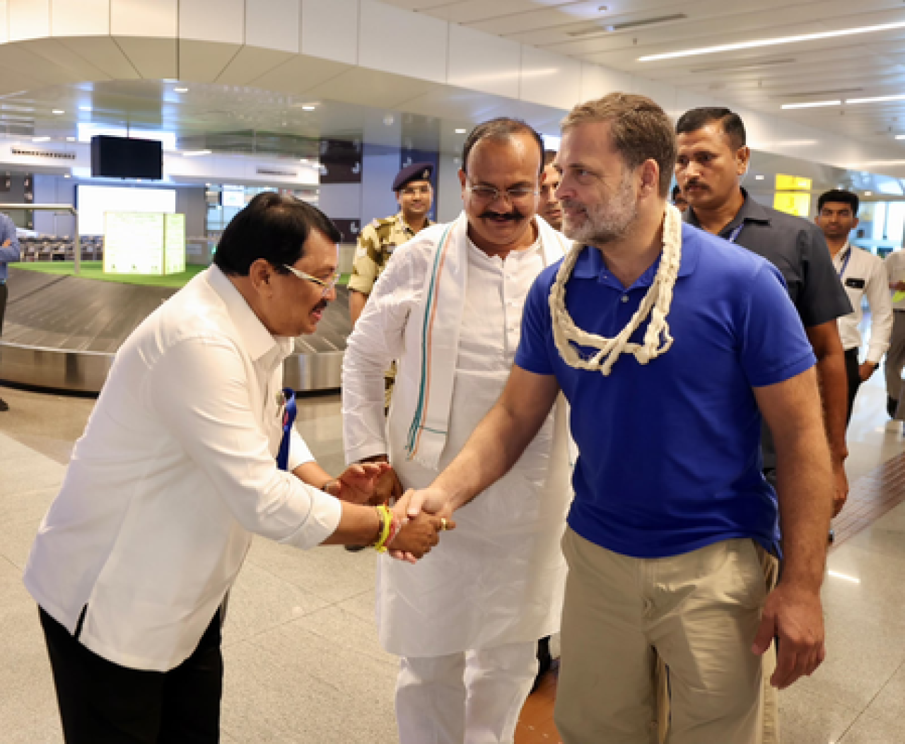 ராகுல் காந்தி புனே விமான நிலையத்தில் வரவேற்கப்பட்டார், ‘மாணவர்களின் குஞ்ச்’ நிகழ்வில் பங்கேற்கிறார்